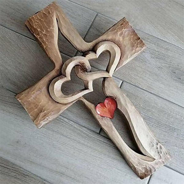 Veistetty puinen risti – yhteen kietoutuneet sydämet, puinen rakkausristi, seinään kiinnitetty käsin veistetty puinen risti kodin olohuoneen sisustukseen