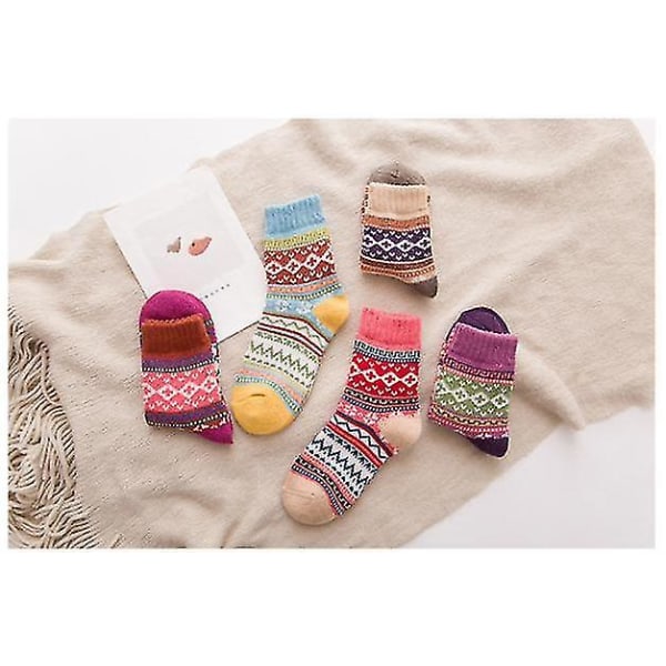 5 paria neulottuja sukkia hienoissa väreissä ja kuvioissa