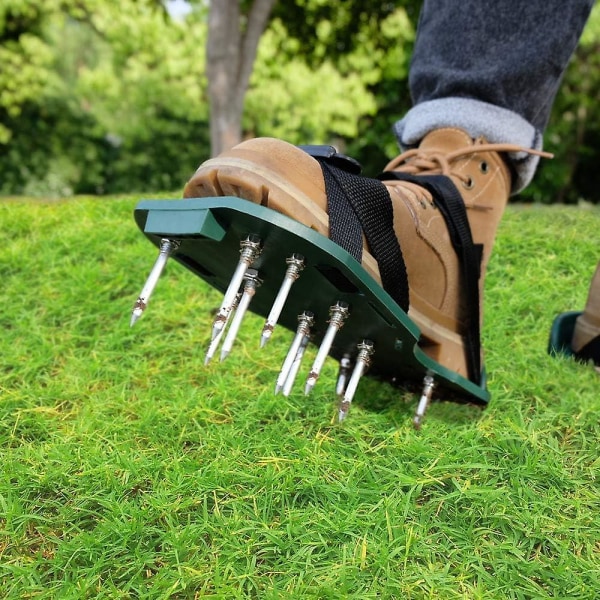 Manuell gräsmattaluftare i universal storlek med 2 justerbara remmar med säkra spännen, luftningsskor för effektiv luftning av gräsmattan