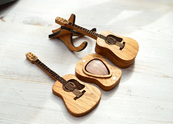 Gitarplekterboks i tre