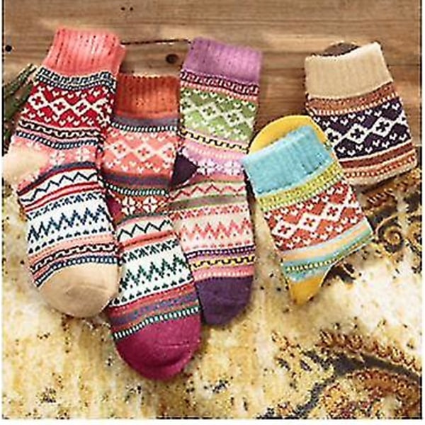 5 paria neulottuja sukkia hienoissa väreissä ja kuvioissa