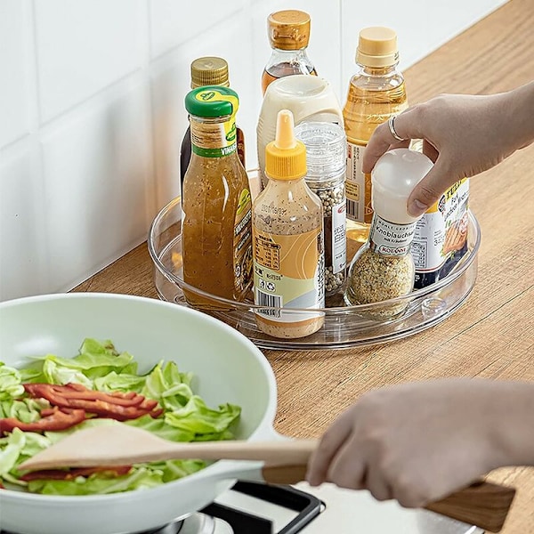 Kääntöalusta kaappiin, 2 pyörivää maustehyllyä keittiöön, keittiön säilytystarvikkeet kaappeihin ja työtasolle, mausteille ja kekseille