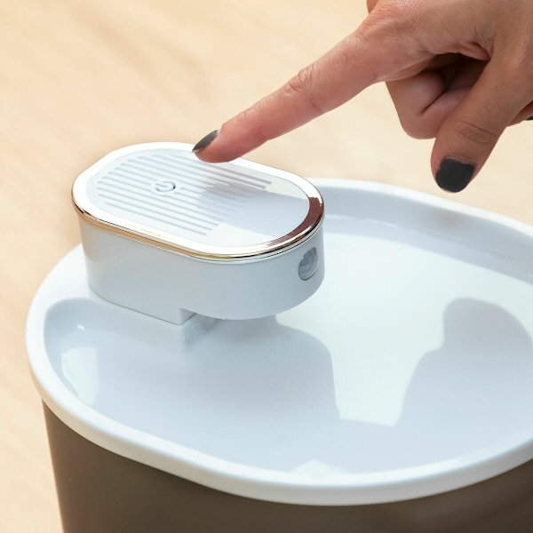 Oppladbar kattefontene med sensor