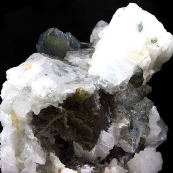 Sten og mineraler. Berylonit, Fluorapatit, Albite. 626,5 øre. Linópolis, Minas Gerais, Brasilien.