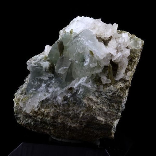 Sten og mineraler. Prehnite + Epidote. 101,5 øre. La Combe de la Selle, Bourg d'Oisans, Frankrig..