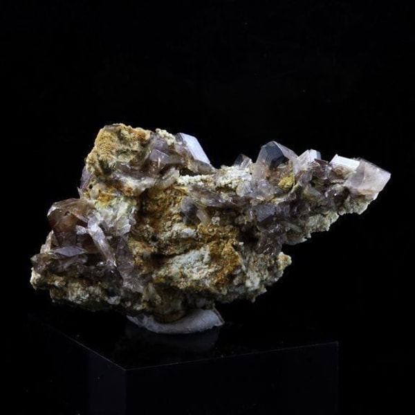 Stenar och mineraler. Axinit. 80,5 cent. La Balme d'Auris, Bourg d'Oisans, Isère, Frankrike..