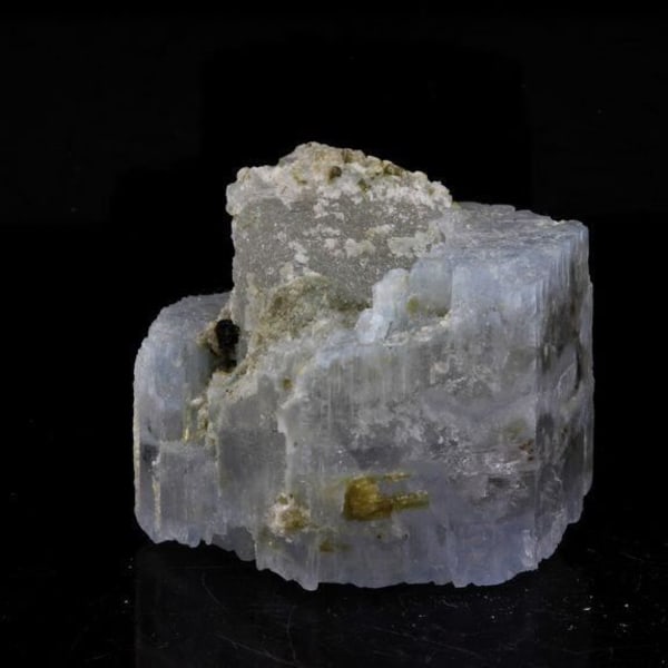 Sten og mineraler. Alkali-beryl. 84,5 ct. Deo Darrah, Badakhshan, Afghanistan.