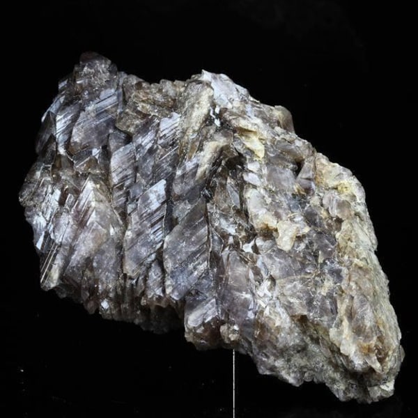 Stenar och mineraler. Axinit. 522,0 cent. Chamrousse, Belledonne, Isère, Frankrike.