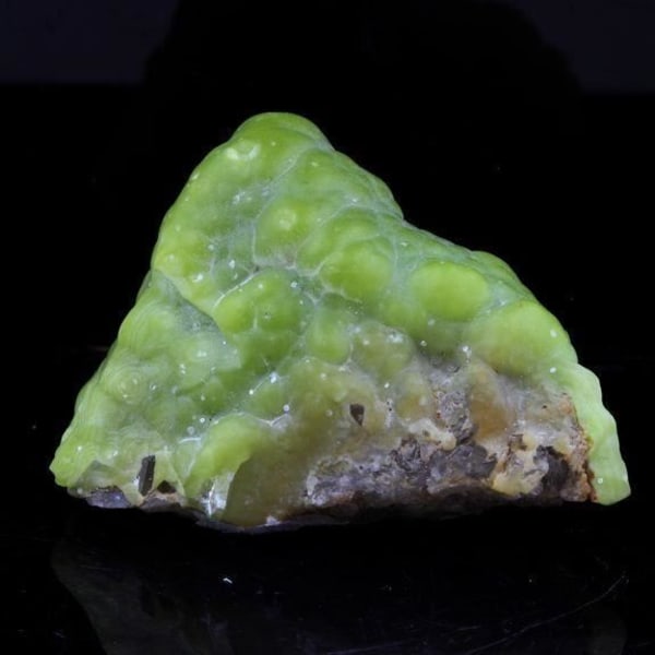 Stenar och mineraler. Fosfohedyfan (polysfaerit). 125,0 ct. Bouillac, Aveyron, Frankrike.