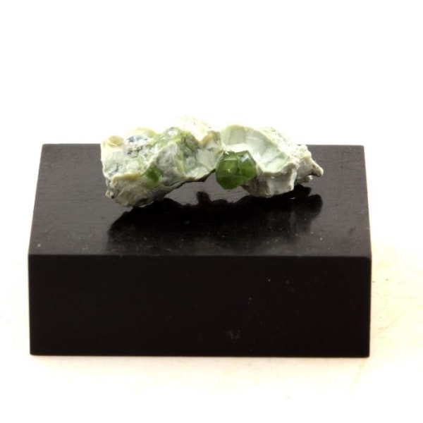 Sten og mineraler. Demantoid granat. 4,0 ct. Black Lake, Canada.