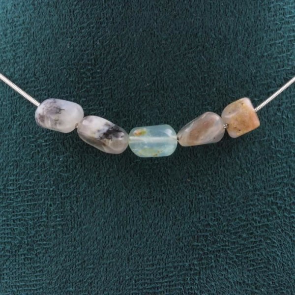 Stenar och mineraler. 5 flerfärgade Opal pärlhalsband från Australien. Stålkedja Halsband för kvinnor, män. Anpassningsbar storlek.