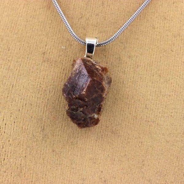 Stenar och mineraler. Grossular Catalan Granat-Raw Andradite halsband. 30,50 cent. Pyrénées-Orientales, Frankrike.