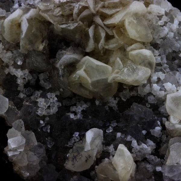 Stenar och mineraler. Kalcit + kvarts. 649,0 cent. Les Bondons, Lozère, Frankrike.