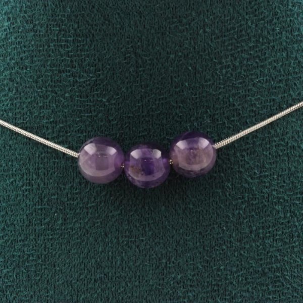 Stenar och mineraler. Halsband med 3 ametistpärlor 8 mm. Rostfri kedja Halsband för kvinnor, män. Anpassningsbar storlek.