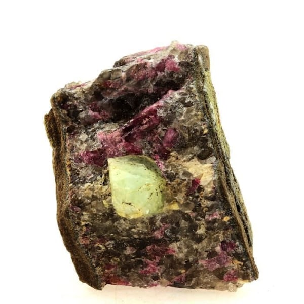 Stenar och mineraler. Londonit, Rhodizite. 532,5 cent. Antsongombato, Betafo, Madagaskar.