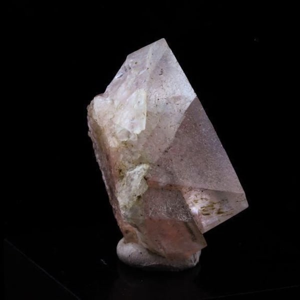 Sten og mineraler. Pink fluorit. 15,0 ct. Mont Blanc-massivet, Haute-Savoie, Frankrig.