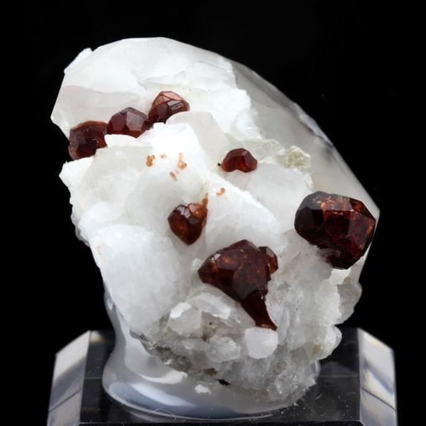 Stenar och mineraler. Ortoklas, kvarts, granat. 276,0 ct. Gilgit, Pakistan.