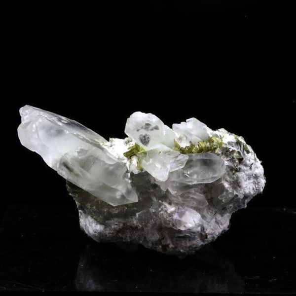 Sten og mineraler. Kvarts med Byssolite + Epidote indeslutninger. 107,0 øre. Envers de Chamrousse, Isère, Frankrig.