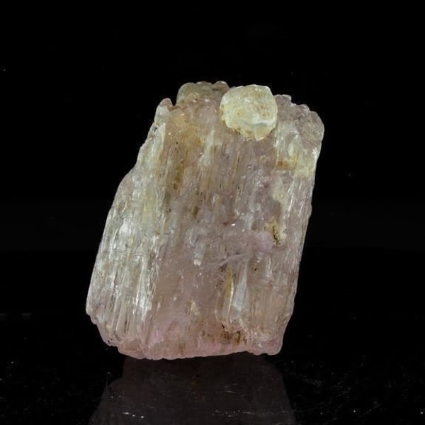 Sten og mineraler. Spodumene Kunzite. 249,5 øre. Shigar, Gilgit-Baltistan, Pakistan.