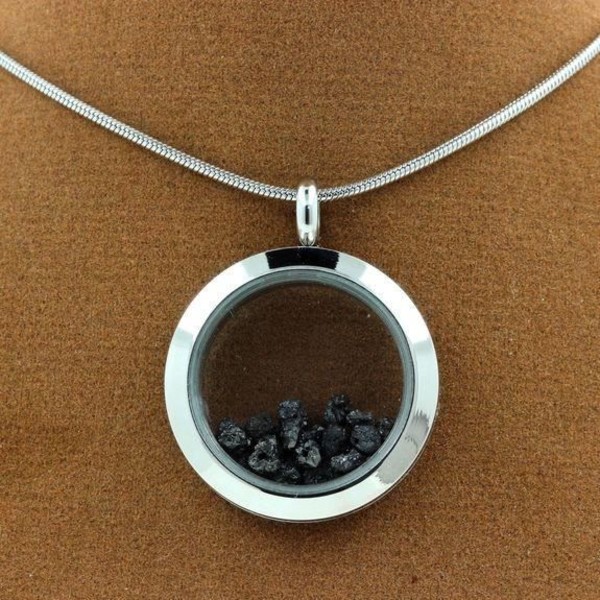 Stenar och mineraler. Rå svart diamanthalsband. Medaljong modell 30 mm. Silverfärg.