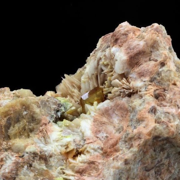 Stenar och mineraler. Wulfenit + Barite. 337,3 cent. Lantignié, Frankrike. Sällsynt.