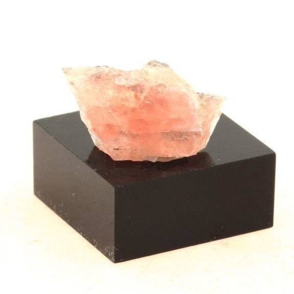 Sten og mineraler. Pink fluorit. 8,41 ct. Mont Blanc-massivet, Frankrig.