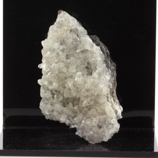 Stenar och mineraler. Kalcit. 675,95 cent. Anduze, Gard, Occitanie, Frankrike.