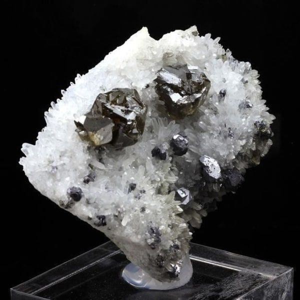 Stenar och mineraler. Sfalerit + Kvarts. 364,5 ct. Krushev dolgruva, Madan, Bulgarien.