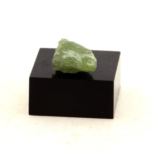 Stenar och mineraler. Peridot. 4,35 cent. Almklovdalen, Vanylven, Norge.