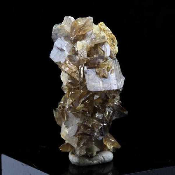 Stenar och mineraler. Axinit. 14,0 ct. La Balme d'Auris, Bourg d'Oisans, Isère, Frankrike..