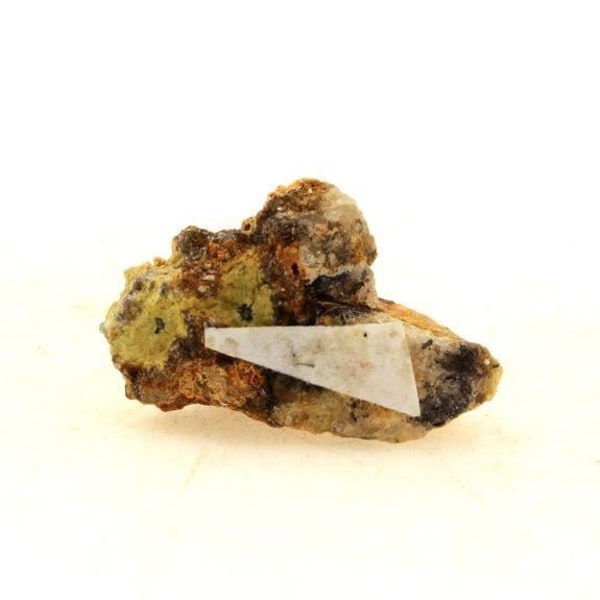 Stenar och mineraler. Vismut + Zavaritskite + Russellite. 16,0 ct. Beauvoir, Échassieres, Frankrike.