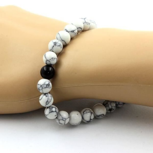 Sten og mineraler. Howlite Beads Armbånd + Sort Agat 8 mm. Fremstillet i Frankrig.