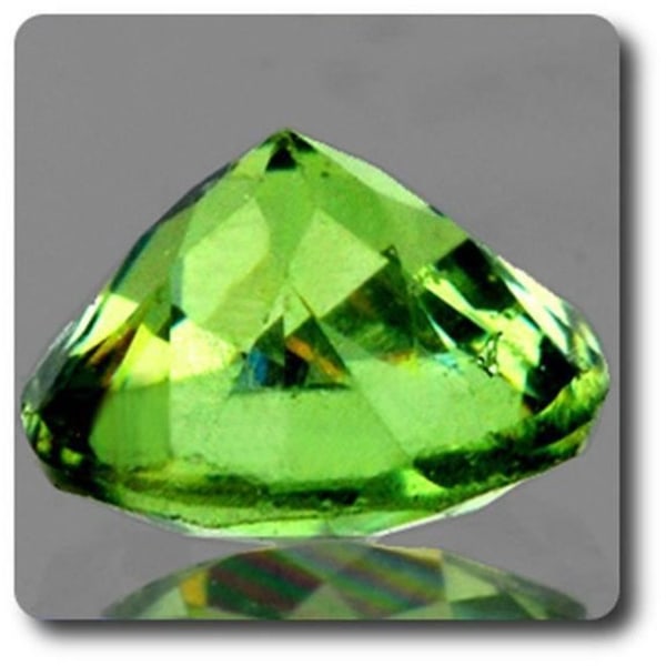 Stenar och mineraler. 0,31 ct DEMANTOID GARNET. IF Uralbergen, Ryssland.