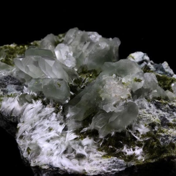 Sten og mineraler. Kvarts med Byssolite + Epidote indeslutninger. 911,0 øre. Envers de Chamrousse, Isère, Frankrig.