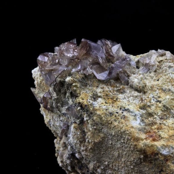 Stenar och mineraler. Axinit. 266,5 ct. La Balme d'Auris, Bourg d'Oisans, Isère, Frankrike..