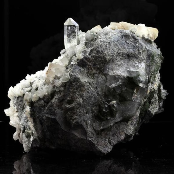 Stenar och mineraler. Kvarts + Albit + Kalcit. 2928,0 cent. Grandes Rousses, Isère, Frankrike..