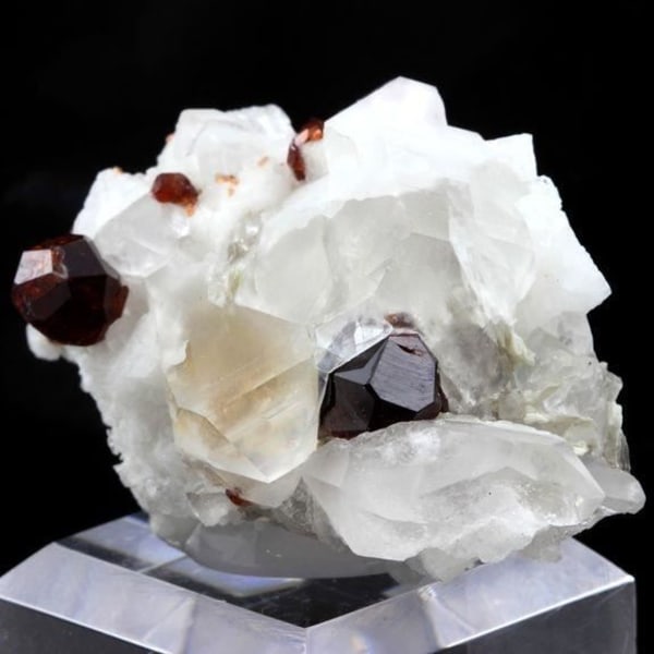 Stenar och mineraler. Ortoklas, kvarts, granat. 276,0 ct. Gilgit, Pakistan.