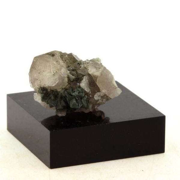 Stenar och mineraler. Rosa fluorit + kvarts. 25,90 cent. Talèfre, Mont-Blanc-massivet, Frankrike.