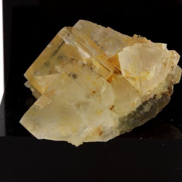 Stenar och mineraler. Fluorit + Kvarts. 47,1 ct. Langeac, Haute-Loire, Frankrike. Sällsynt.