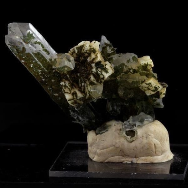 Stenar och mineraler. Kvarts + Adularia + Klorit. 291,35 cent. Medeldalen, Graubünden, Schweiz.