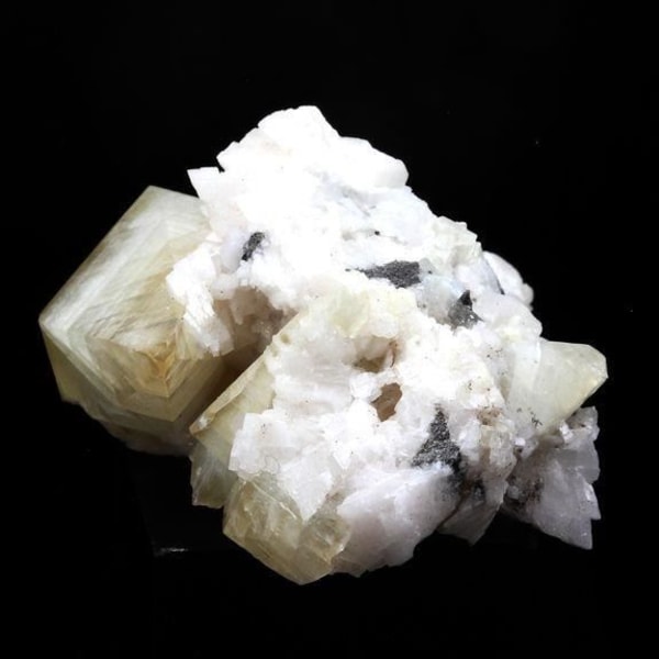 Sten og mineraler. Calcit + dolomit. 282,0 ct. Sainte-Clotilde-de-Châteauguay, Quebec, Canada.