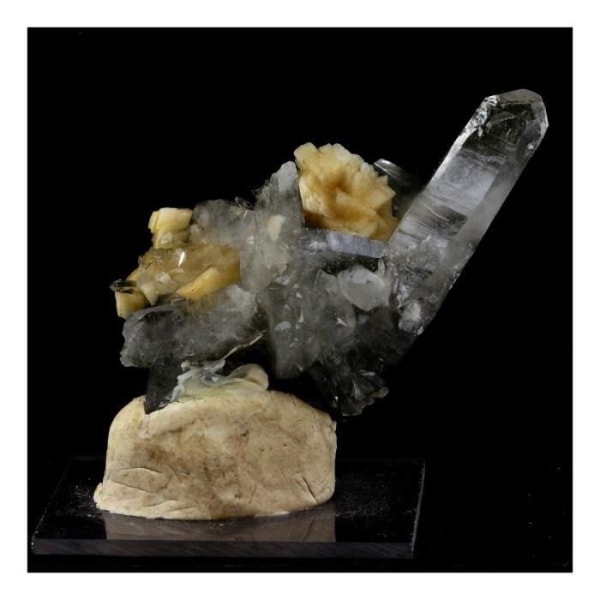 Stenar och mineraler. Kvarts + Adularia + Klorit. 291,35 cent. Medeldalen, Graubünden, Schweiz.