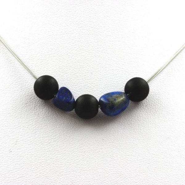 Stenar och mineraler. 8 mm mattsvart Onyx + Lapis Lazuli pärlhalsband från Pakistan Rostfri kedja.