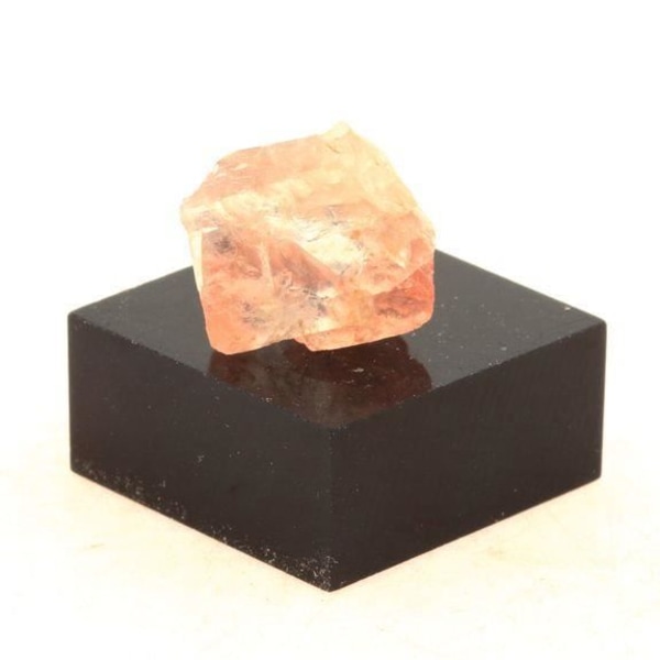 Stenar och mineraler. Rosa fluorit. 6,93 cent. Mont Blanc-massivet, Frankrike.