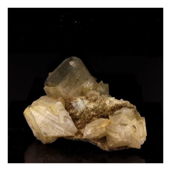 Stenar och mineraler. Adular. 323,0 cent. Val Giuv, Tujetsch, Graubünden, Schweiz.