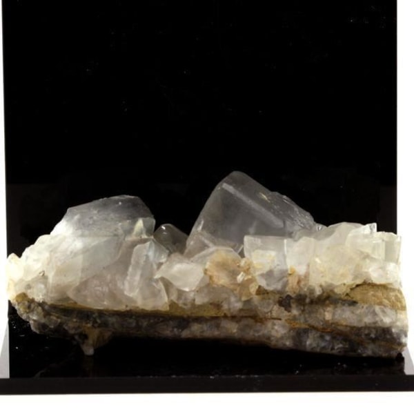 Stenar och mineraler. Kalcit med skifferinneslutningar. 768,5 cent. Serre-Ponçon, Frankrike.