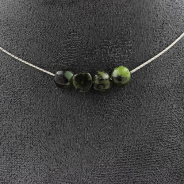 Stenar och mineraler. 4 Jade Nephrite pärlhalsband från Xiuyan Kina. Stålkedja Halsband för kvinnor, män. Anpassningsbar storlek.