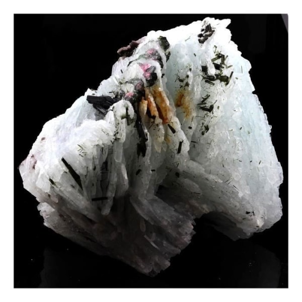 Stenar och mineraler. Cleavelandite + Turmalin. 7383,5 ct (1,47 kg). Pederneiragruvan, Minas Gerais, Brasilien.