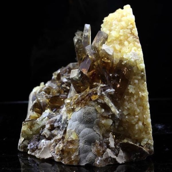 Sten og mineraler. Baryt, Calcit. 1892,0 ct. Elk Creek by, South Dakota, USA.