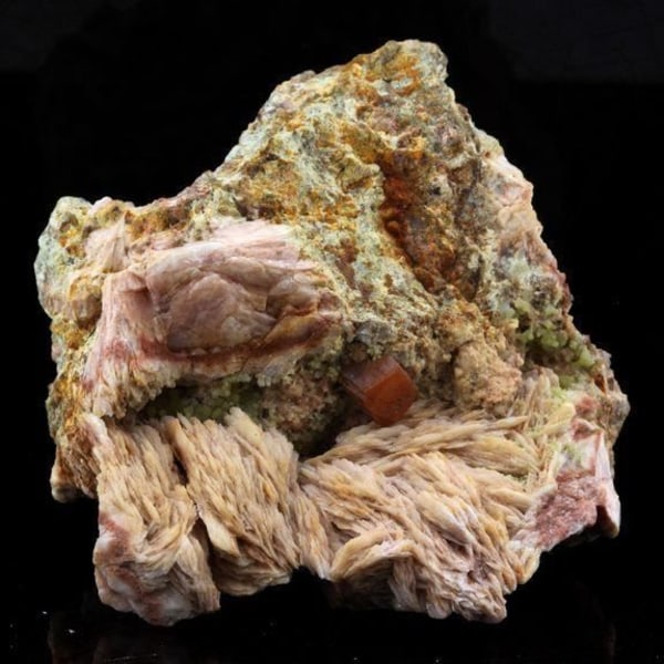Stenar och mineraler. Wulfenit + Barite. 437,8 cent. Lantignié, Frankrike. Sällsynt.